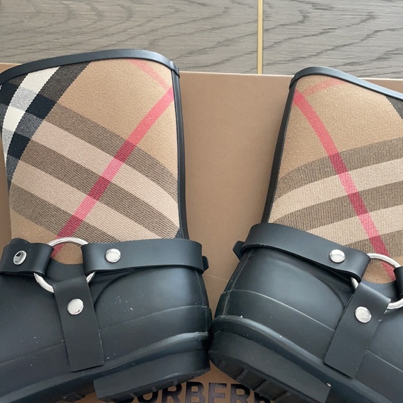 Burberry rain boots - Picture 3 of 5